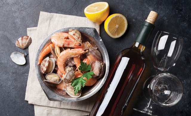 bisa jadi inspirasi sendiri nih buat mencocokan wine sama jenis makanan yang akan lo santap!